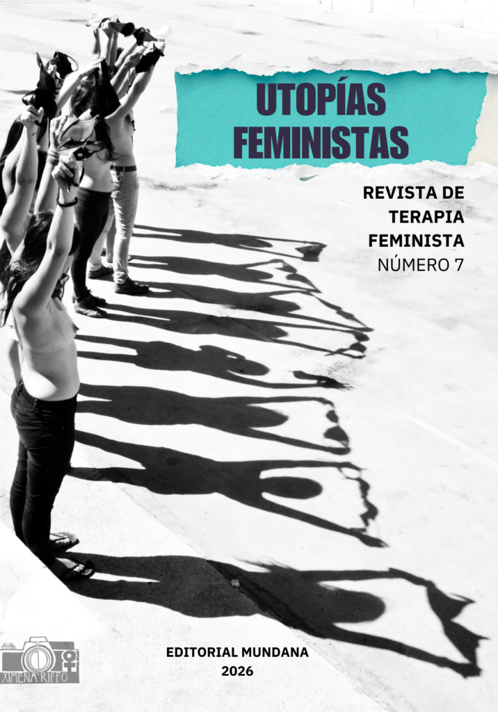 mujeres en fila diagonal de torso desnudo la imagen resalta la sombra de las mujeres en el piso